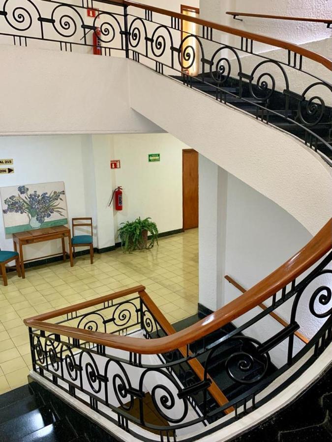 Hotel Capri De Leon Mexico Екстериор снимка