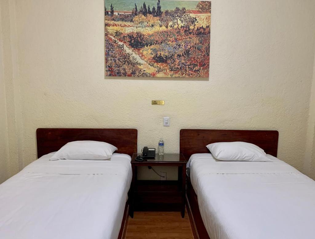 Hotel Capri De Leon Mexico Екстериор снимка