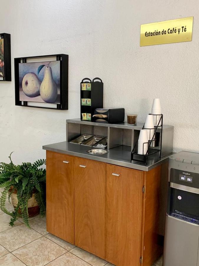 Hotel Capri De Leon Mexico Екстериор снимка