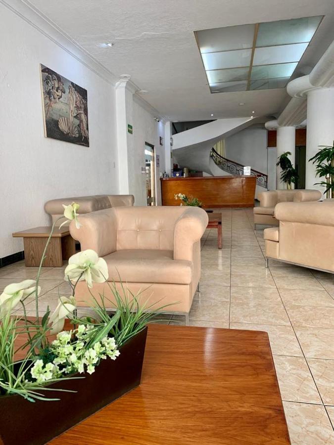 Hotel Capri De Leon Mexico Екстериор снимка